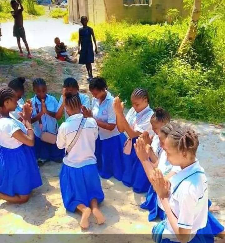 À mbandaka Les élèves filles s'agénoues pour priés en preparation de l'examen de la dissertation